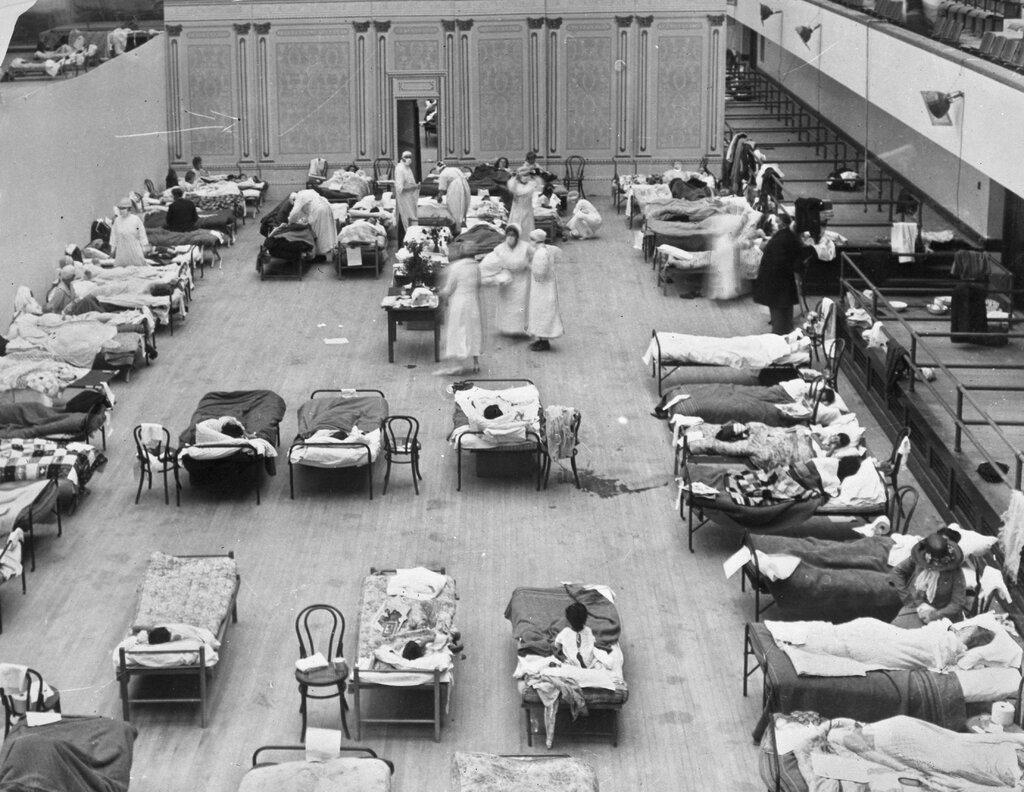 Eθελόντριες νοσοκόμες κουράρουν νοσούντες από την ισπανική γρίπη στο Δημοτικό Αμφιθέατρο του Oakland, 1918. Edward A. Rogers/Library of Congress, via Associated Press