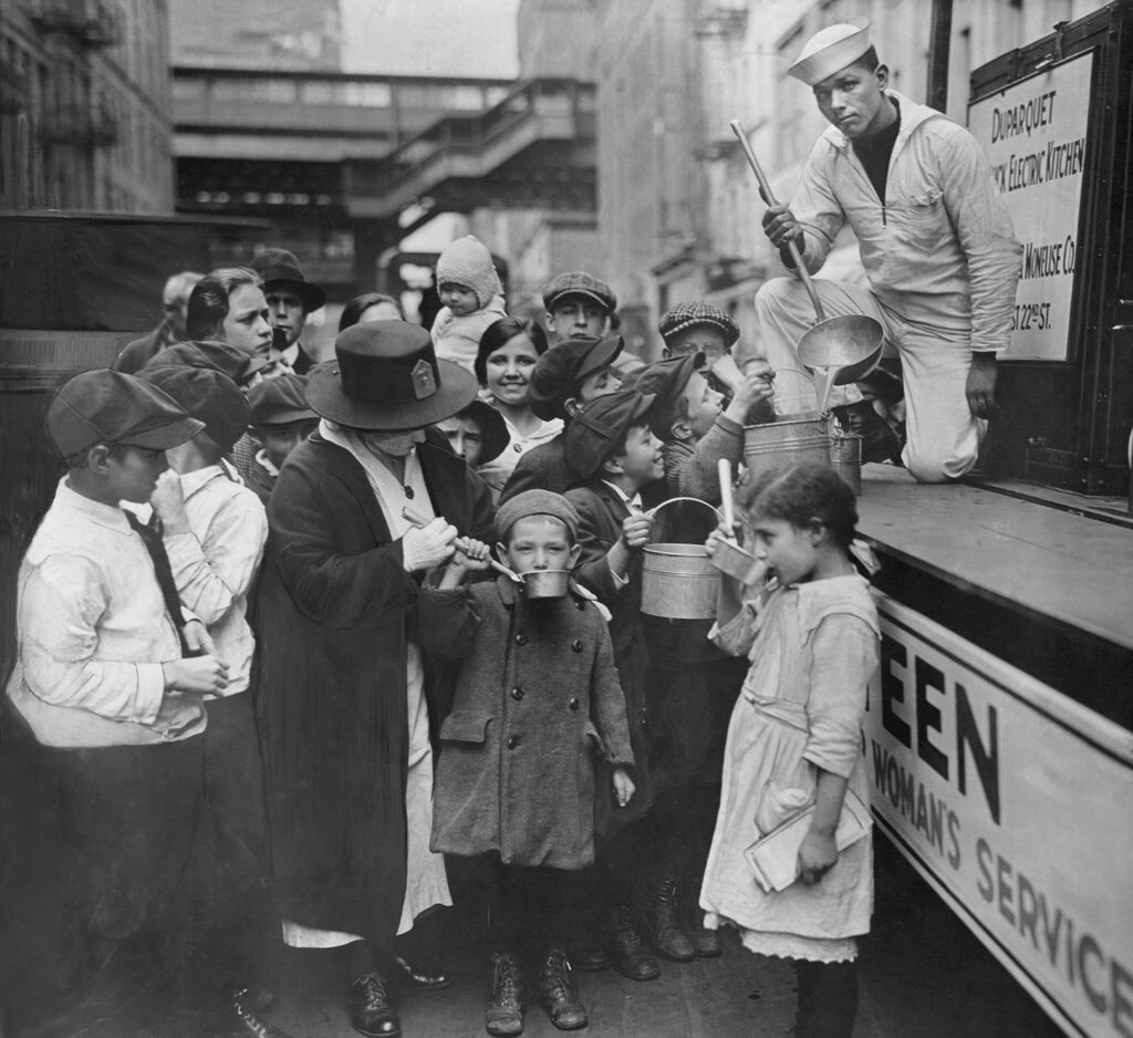 Παιδιά των οποίων οι οικογένειες πλήττονταν από την ισπανική γρίπη, έλαβαν δωρεάν γεύμα τον Νοέμβριο του 1918. The New York Times