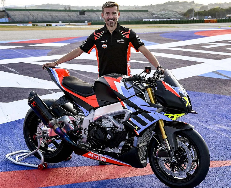 Πρεσβευτής της Aprilia, ο Max Biaggi συμμετέχει σε όλα τα projects του εργοστασίου.