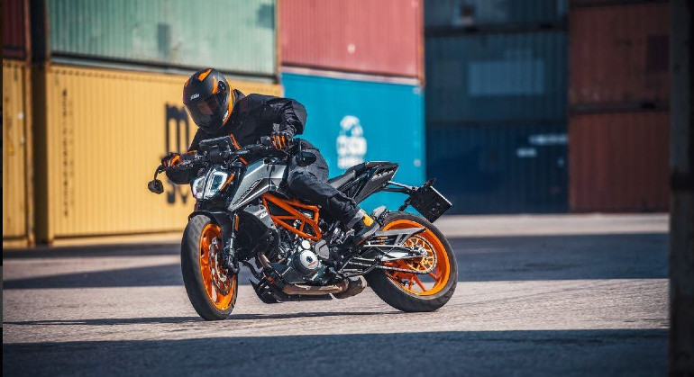 Κορυφαία οδηγική συμπεριφορά από το KTM Duke για διασκέδαση και ασφάλεια.