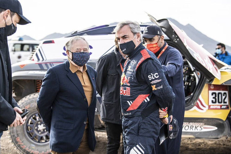 Ο πρόεδρος της FIA Jean Todt συνομιλεί με τον τεράστιο Carlos Sainz.