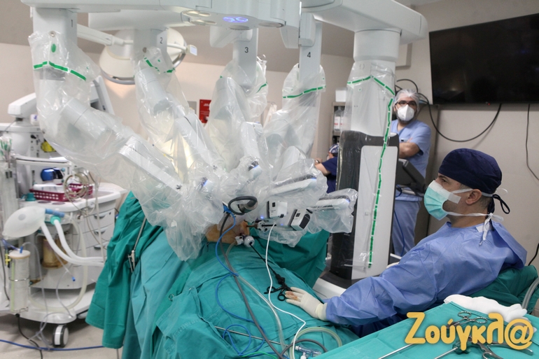 Πάνω από τον αναισθητοποιημένο ασθενή, βρίσκονται οι ρομποτικοί βραχίονες που φέρουν τα κατάλληλα εργαλεία, καθώς και οι έμπειροι συνεργάτες του Δρα Κωνσταντινίδη 