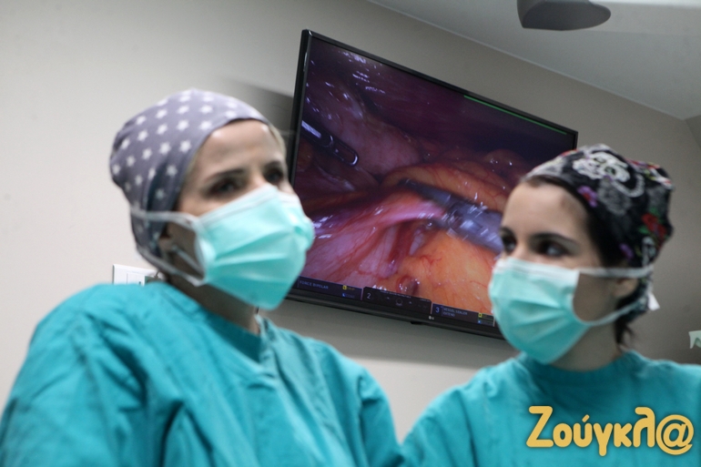 Μέσω των οθονών, ολόκληρη η χειρουργική ομάδα παρακολουθεί τις κινήσεις του χειρουργού