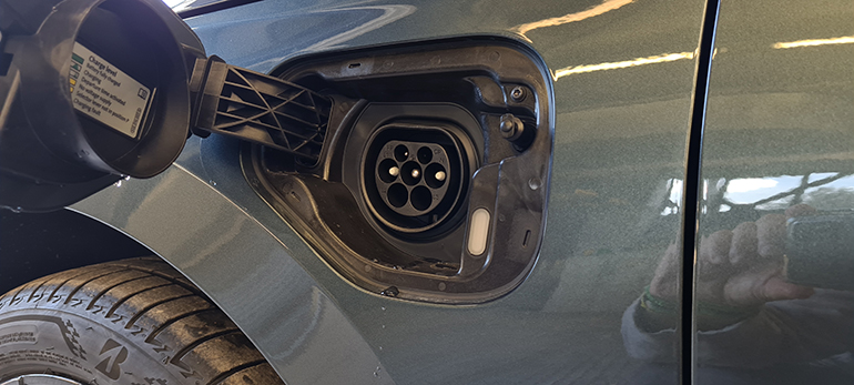 Η 4η γενιά στην έκδοση RS έχει τη δυνατότητα να κινείται και μόνο με ρεύμα, όπου οι μπαταρίες φορτίζουν από μία τάπα στα πλαϊνά του οχήματος.
