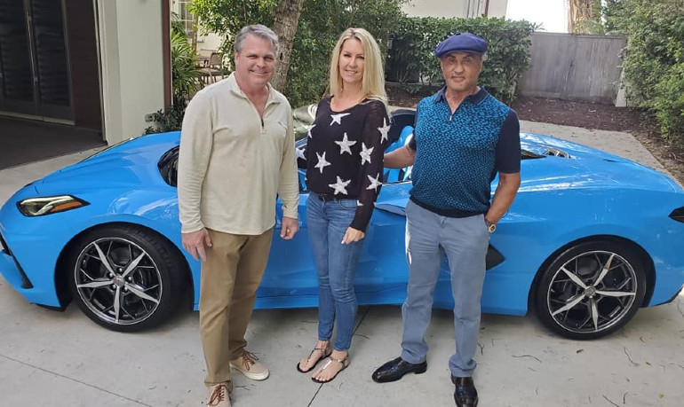 Ο ιδιοκτήτης της αντιπροσωπείας μαζί με τη σύζυγό του παρέδωσαν το αυτοκίνητο στον Stallone.