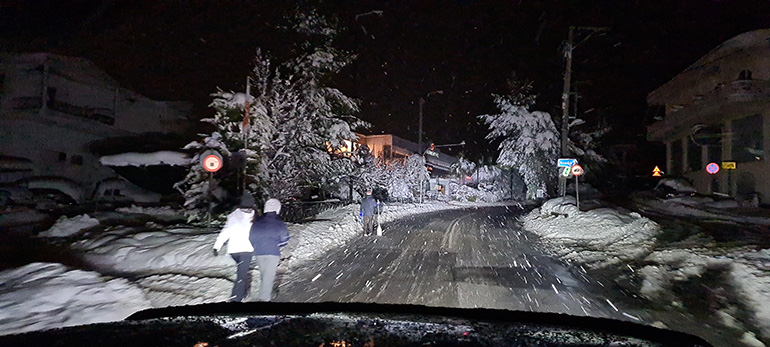 Ακόμα και... κουπιά χρησιμοποίησαν ορισμένοι για να μπορούν να περπατούν σταθερά στο δρόμο!