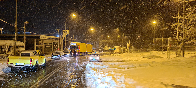 Στο σημείο που βγαίνει στην εθνική οδό (στο ύψος του Κρυονερίου) οι αστυνομικοί έχουν κλείσει τον δρόμο και ενημερώνουν τους οδηγούς.