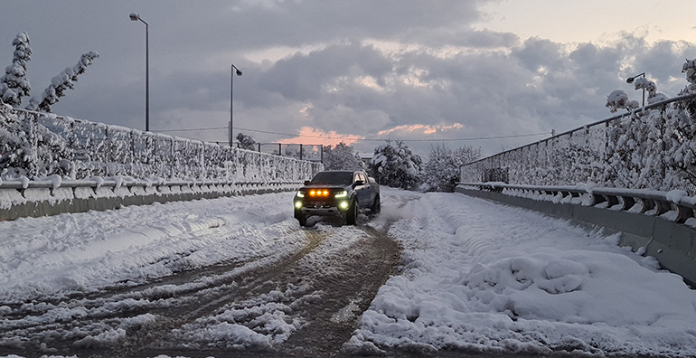 Για το νυχτερινό "οδοιπορικό" επιλέξαμε το Ford Ranger Raptor, το οποίο εφοδιάζεται τόσο με ειδικά συστήματα τετρακίνησης όσο και με ειδικά ελαστικά.