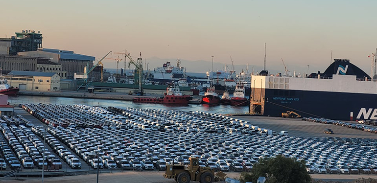 Γεμάτο το λιμάνι του Πειραιά με καινούρια αυτοκίνητα (σημερινή φωτό)