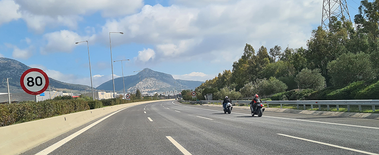 Μοτοσικλέτες χωρίς πινακίδες στην Αττική οδό....