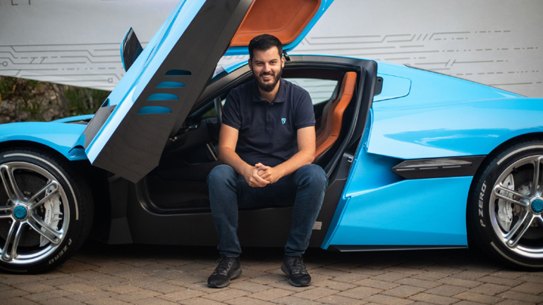 Ο Mate ποζάρει με το hypercar των 1.914 ίππων. 