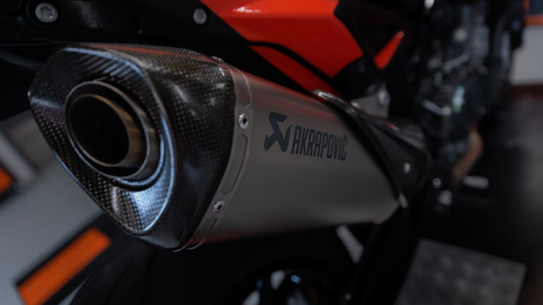 Τελικό εξάτμισης της Akrapovic με carbon στηρίγματα!