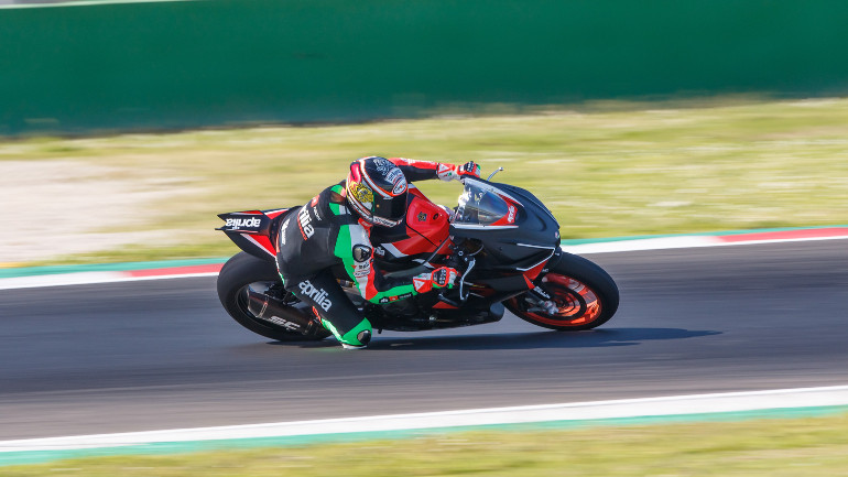 Ο Biaggi στη σέλα της εξωτικής Aprilia RSV4 X.