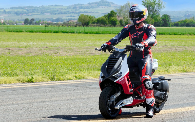 Ο Dovizioso ξέρει από εξέλιξη μοτοσικλετών και θα βοηθήσει την Italjet στην αναβάθμιση του Dragster.