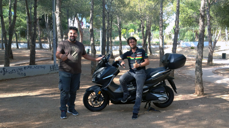 Βολεύτηκε στη σέλα του Honda Forza 350... τον κατέβασα με το ζόρι στο τέλος!