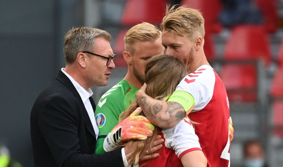 Ο προπονητής και οι παίκτες της Δανίας προσπαθούν να ηρεμήσουν τη γυναίκα του Έρικσεν