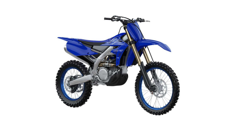 Το YZ450F είναι πιο ελαφρύ και με προσεγμένη συμπεριφορά στο πίσω μέρος.