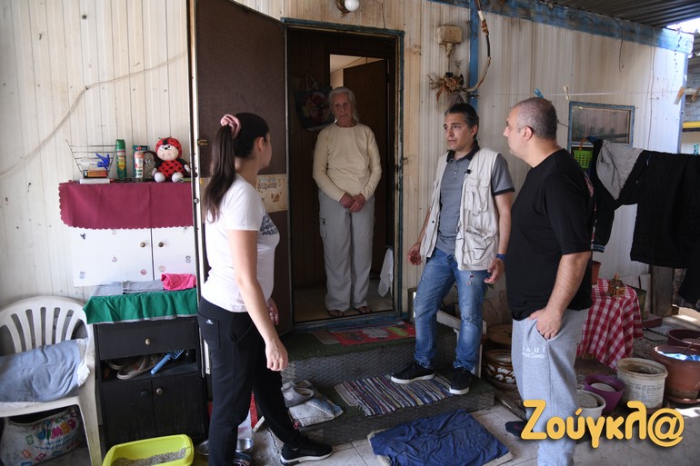 Το zougla.gr και ο δημοσιογράφος Χρήστος Μαζάνης επισκέυθηκαν τον καταυλισμό και κατέγραψαν τις άθλιες συνθήκες διαβίωσης των ξεχασμένων σεισμόπληκτων του 1999 