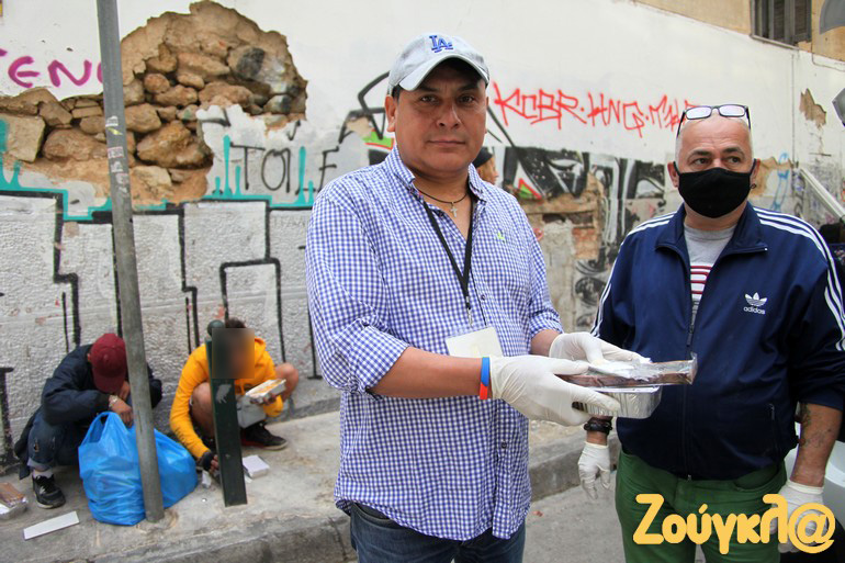Ο φωτογραφικός φακός του Χάρη Γκίκα συλαμβάνει τον Φελίπε την ώρα που μοιράζει φαγητό