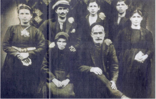 Οικογενειακή φωτογραφία με τον Βασίλειο Τσιαβαλιάρη να στέκεται πάνω δεξιά. Από αριστερά η Φώτω και δίπλα ο άνδρας της Ευάγγελος Τσιαβαλιάρης, μετά ο Γιώργος και ο Βασίλης. Τελευταία η Ρίνα (Αικατερίνη). Καθιστοί οι γονείς Γιάννης και Αγόρη Τσιαβαλιάρη. Η φωτογραφία είναι του 1930, όταν ο 18χρονος Βασίλης ήταν ανύπαντρος.