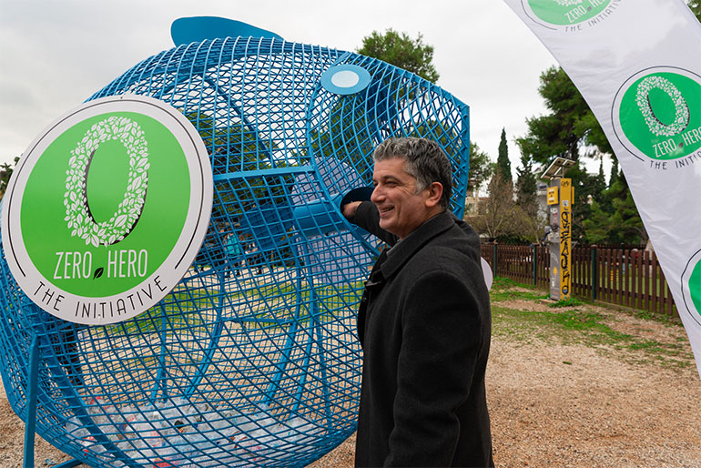 Ο δήμαρχος Βριλησσίων ανακυκλώνει το πλαστικό του μπουκάλι στο εντυπωσιακό ψάρι της πρωτοβουλίας Zero Hero