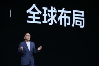 Ο Sky Li, ο ιδρυτής και διευθύνων σύμβουλος της realme, στην εκδήλωση του λανσαρίσματος της σειράς realme GT 2 στην Κίνα.