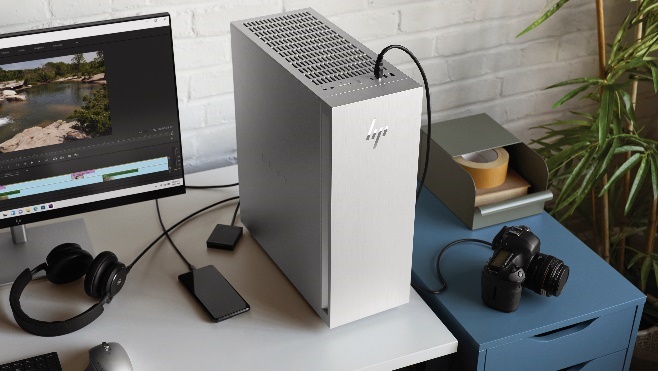 Ο HP ENVY Desktop PC δίνει δύναμη στους δημιουργούς με δυνατότητα αναβάθμισης με ένα άγγιγμα, χωρίς την χρήση εργαλείου, και εύκολη πρόσβαση σε διάφορες θύρες για απρόσκοπτη σύνδεση πολλών συσκευών.