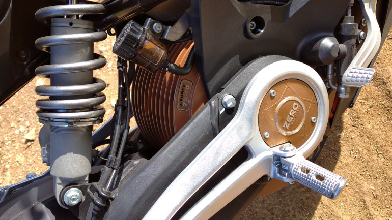 Ο ηλεκτροκινητήρας είναι βαμμένος στο χρώμα του χαλκού και είναι τοποθετημένος στο κέντρο της μοτοσικλέτας.