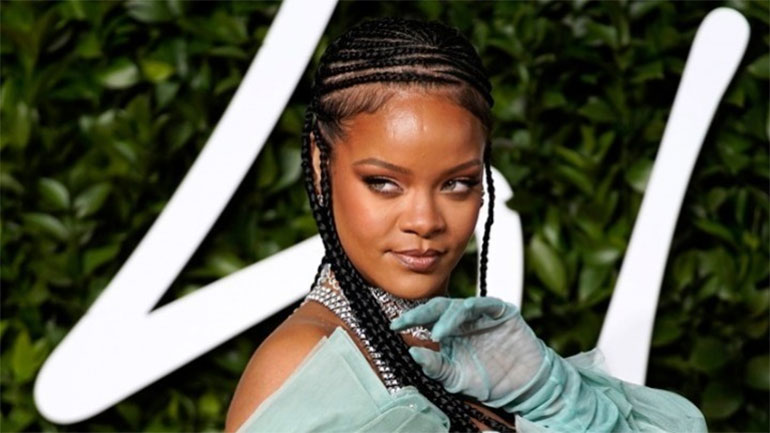 Η Rihanna δώρισε τρόφιμα και ρούχα σε βετεράνους στρατιωτικούς στο Λος Άντζελες