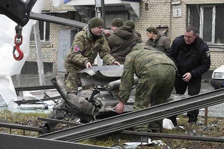 Στρατιώτες απομακρύνουν απομεινάρια πυραύλων από τους δρόμους του Κιέβου.
