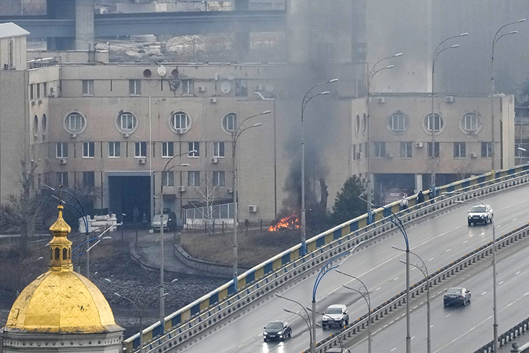 Εστίες φωτιάς παρατηρούνται στο Κίεβο, έπειτα από τον βομβαρδισμό.