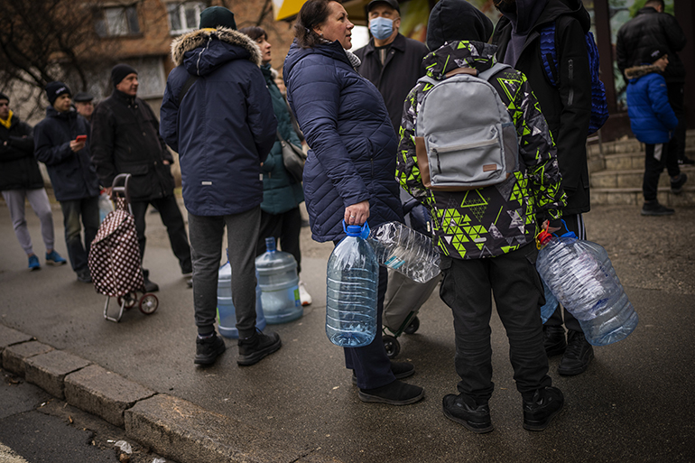 Πολίτες προμηθεύονται νερό, έπειτα από τη διακοπή που έπληξε το Κίεβο.