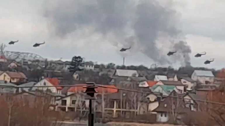 Ρωσικά στρατιωτικά ελικόπτερα πετούν πάνω από τα προάστια του Κιέβου