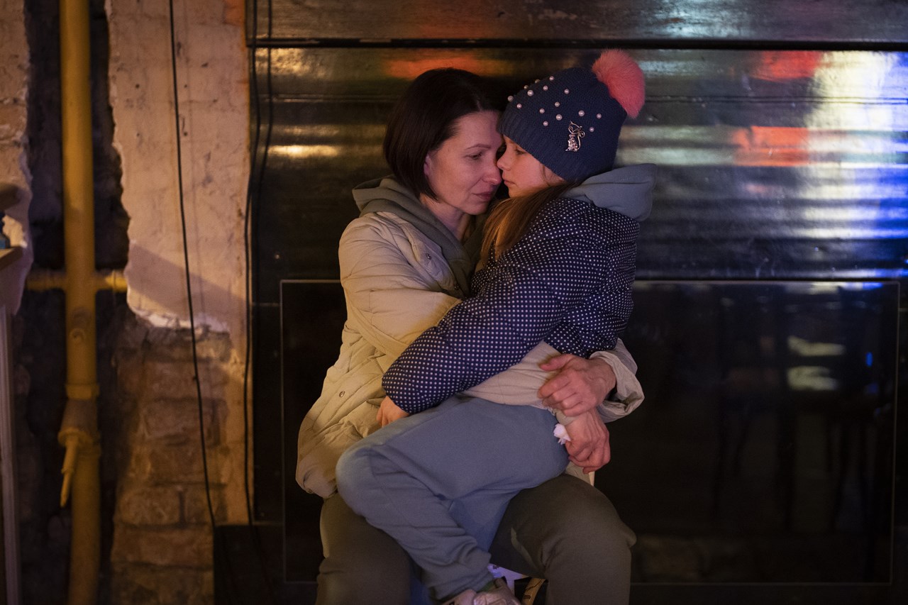 Μητέρα με το παιδί της βρίσκουν καταφύγιο στο μετρό του Κιέβου