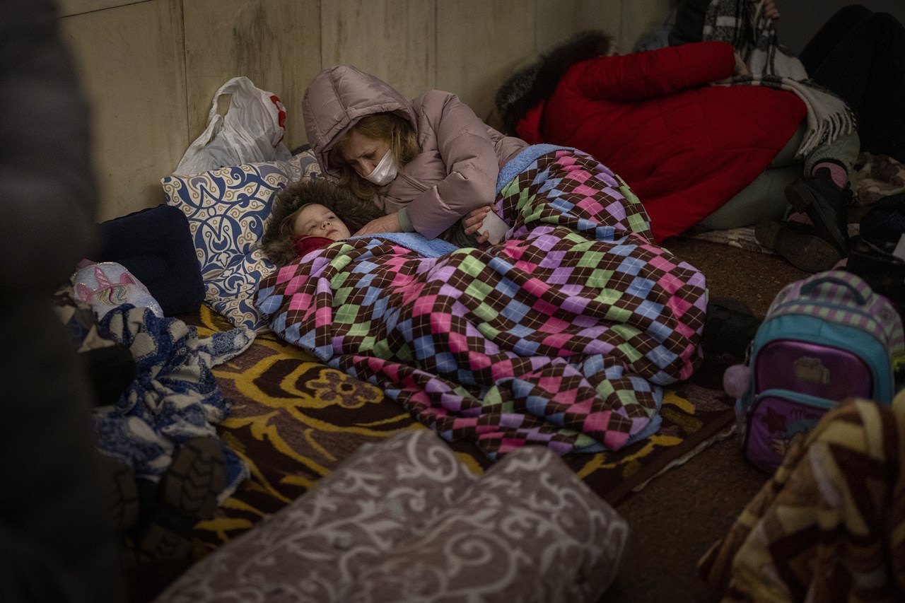 Κάτοικοι του Κιέβου πέρασαν τη νύχτα σε υπόγεια, καταφύγια και σταθμούς του μετρό