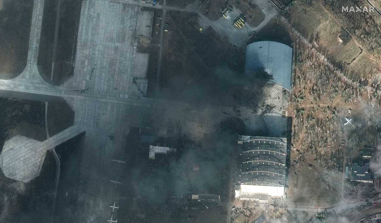 Δορυφορικές εικόνες από τη Maxar Technologies δείχνουν σημαντική ζημιά σε μέρος του υπόστεγου στην αεροπορική βάση Hostomel όπου είναι αποθηκευμένο το AN-225