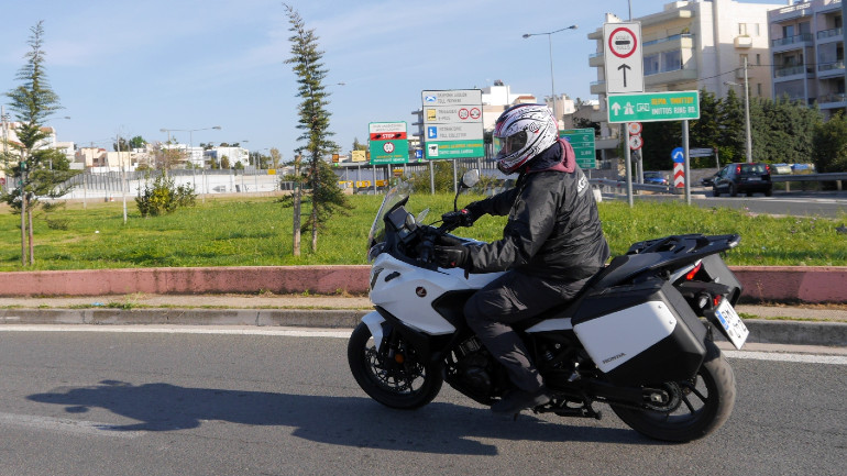 Πολύ εύκολο στο δρόμο, εμπνέει εμπιστοσύνη, ιδιαίτερα το εμπρός μέρος.