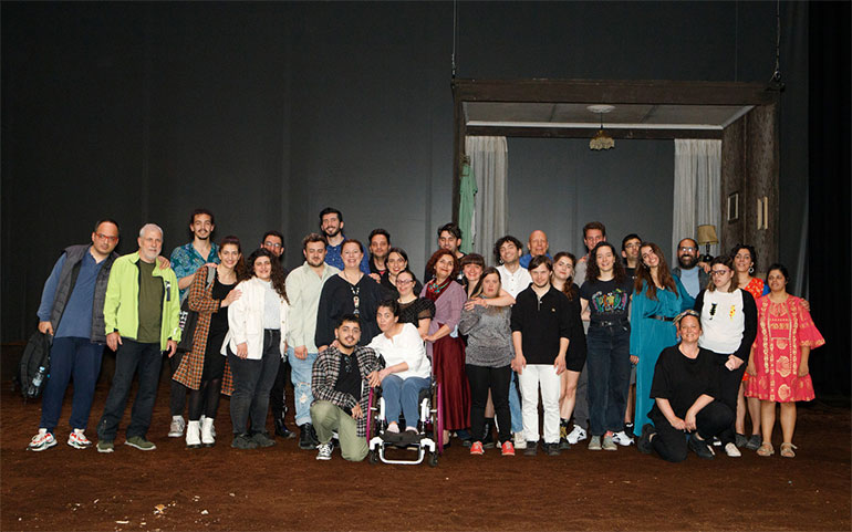 Ηθοποιοί και συντελεστές της παράστασης "Ερωτευμένα Άλογα" από την ομάδα «Εν Δυνάμει» 