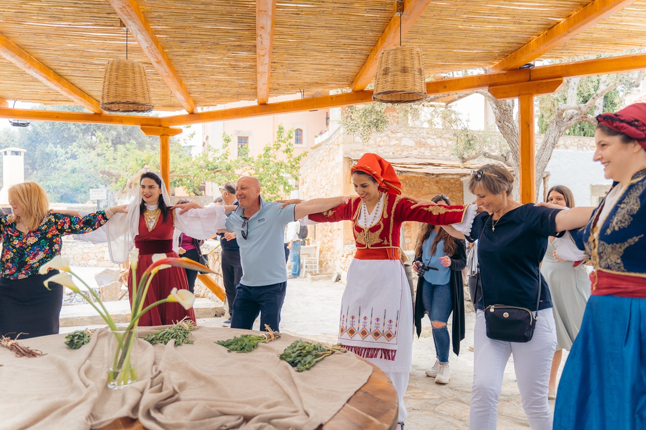 Ο Στέφανος Κάλης, Καθηγητής στο Χάρβαρντ στον τομέα Ιατρικής και Δημόσιας Υγείας, με το Χορευτικό Σύλλογο Βρακοφόρων