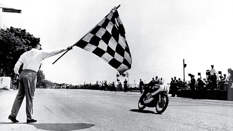 Ο Phil Read κερδίζει το TT Isle of Man του 1967.