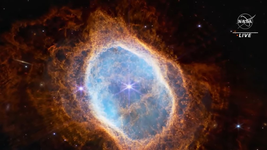 Το πλανητικό νεφέλωμα του Νότιου Δακτυλίου: πρόκειται για τμήματα σκόνης και αερίων που αποβάλλονται από «ετοιμοθάνατους» αστέρες οι οποίοι μοιάζουν με τον Ήλιο.