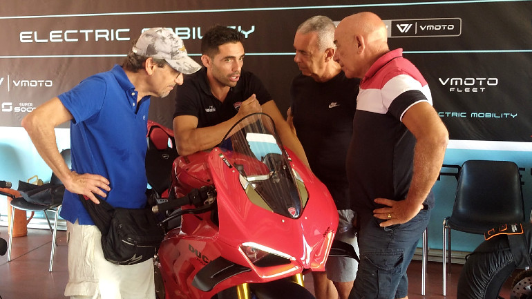 Ο Michele Pirro εξηγεί στους ανθρώπους της Ducati τι συνέβη στον αγώνα των πρωταθλητών στο WDW το Σάββατο που μας πέρασε.