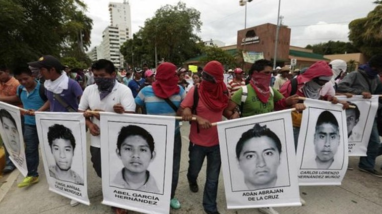 Πορεία μνήμης στο Μεξικό με τις φωτογραφίες των φοιτητών ανά χείρας