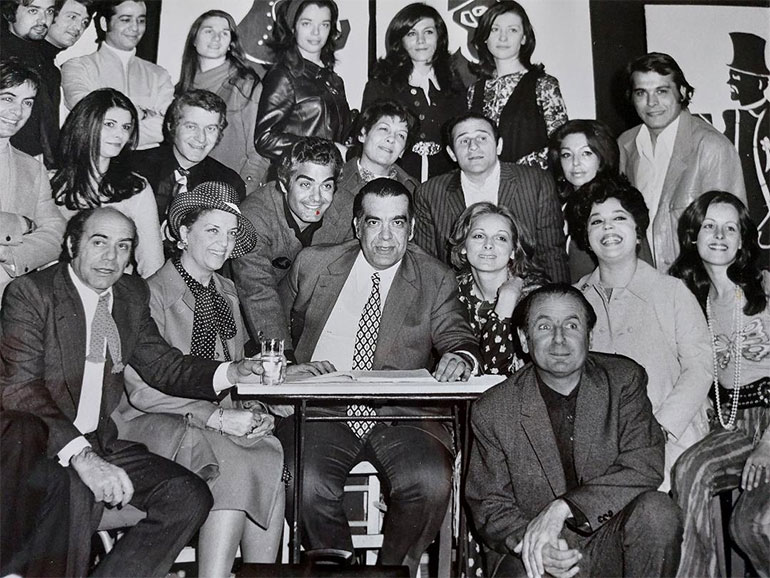 Με τον θίασο της παράστασης Μας συγχωρείτε διακοπές στο Ρουφ Γκάρντεν του θεάτρου Άννα Μαρία Καλουτά τη δεκαετία του 70