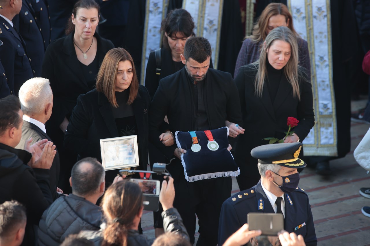 Ένα ακόμη συγκλονιστικό πλάνο με τα μετάλλια του αείμνηστου Αλέξανδρου Νικολαΐδη, και τον Μιχάλη Μουρούτσο ανάμεσα στη σύζυγο και την αδελφή του εκλιπόντα Ολυμπιονίκη. 