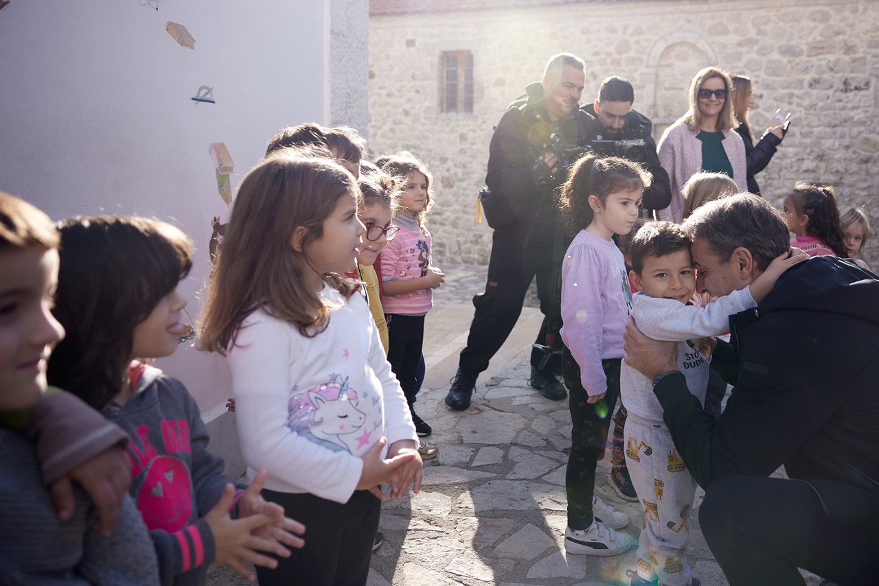 Ο Έλληνας πρωθυπουργός αγκαλιάζει ένα μικρό μαθητή