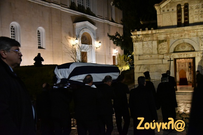 Το φέρετρο του τέως βασιλιά Κωνσταντίνου ήταν τυλιγμένο με την ελληνική σημαία