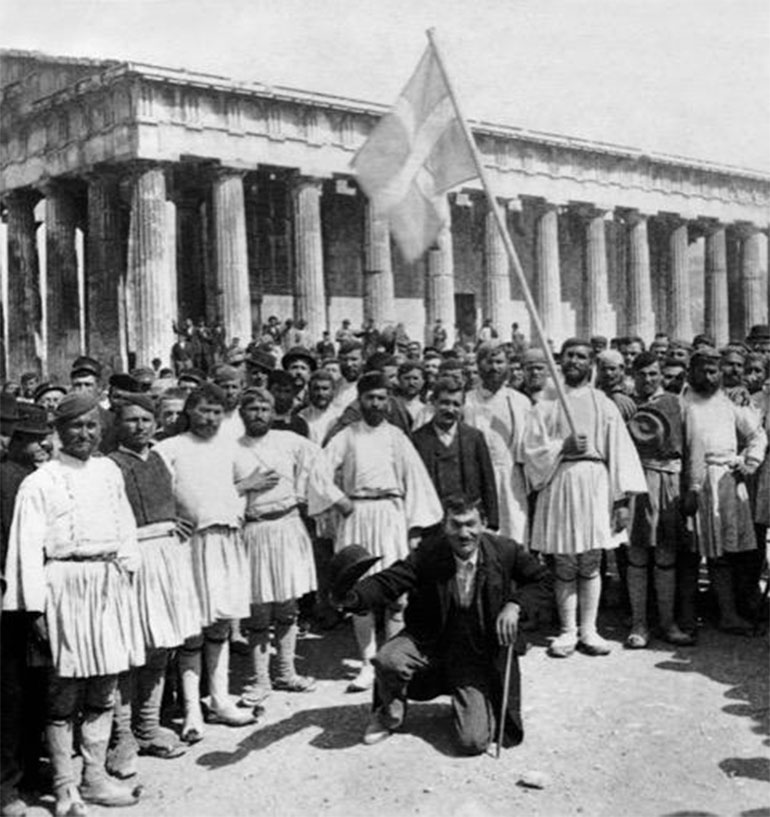 Εθελοντές στον πόλεμο του 1895, μπροστά στο ναό του Ηφαίστου