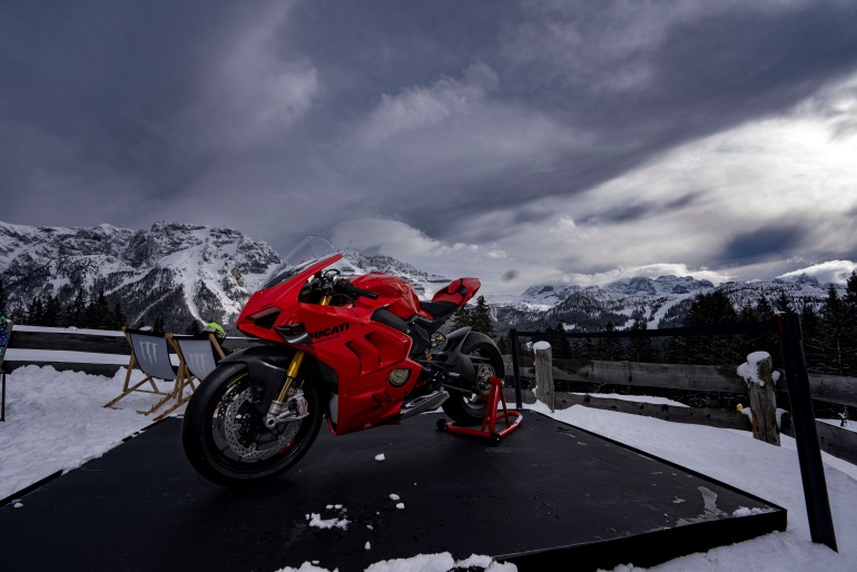 Ducati Panigale V4S με φόντο τους Δολομίτες