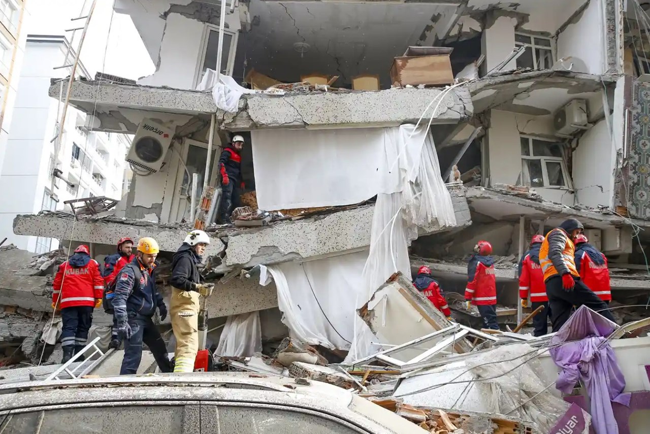 Φωτογραφία ενός κατεστραμμένου κτηρίου στο Ντιγιαρμπακίρ / Πηγή: Anadolu